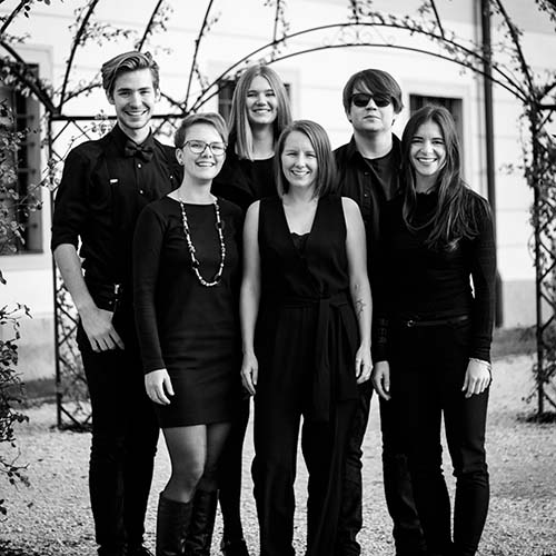 Gruppenfoto anders_chor stehend, schwarz/weiß, vignette