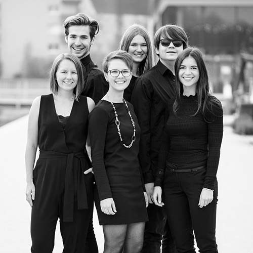 Gruppenfoto anders_chor stehend, schwarz/weiß