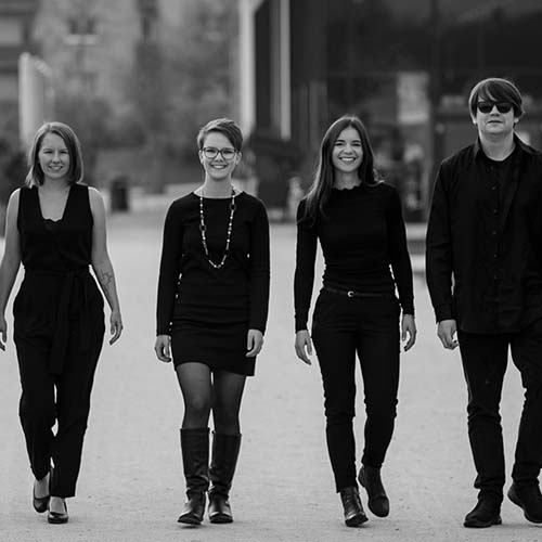 Gruppenfoto anders_chor gehend, schwarz/weiß